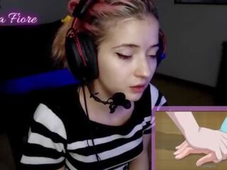 18yo youtuber παίρνει Καυτά να trot κοιτώντας hentai κατά την διάρκεια ο ρεύμα και αυνανίζεται - emma fiore