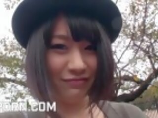 Splendid japonesa señora +18 uso xxx presilla juguetes en un parque en tokio