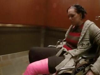 Rosa lang bein støpt wheelchair