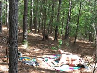 Fascinating hippies jāšanās ārā uz the meži pie a festivāls
