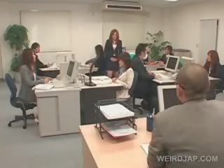 Japonesa cativante fica amarrado para dela escritório cadeira e fodido