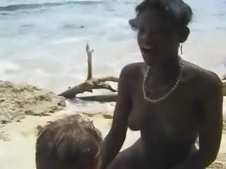 Poilu africain lassie baise euro mme en la plage